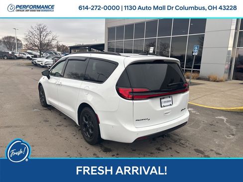 Used 2024 Chrysler Pacifica Premium image 6