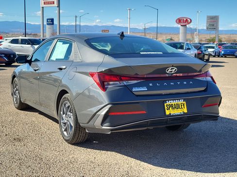 Used 2024 Hyundai Elantra SEL image 3