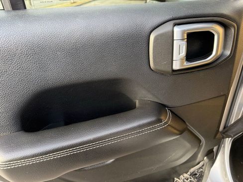 Used 2018 Jeep Wrangler Unlimited Sahara image 32