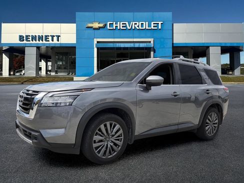 Used 2024 Nissan Pathfinder SL w/ SL Premium Package AWD/4WD image 3