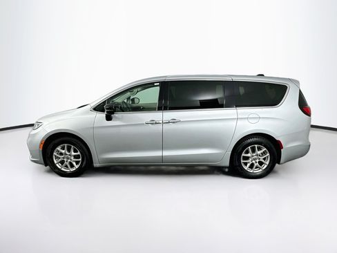 Used 2024 Chrysler Pacifica Touring-L FWD image 4