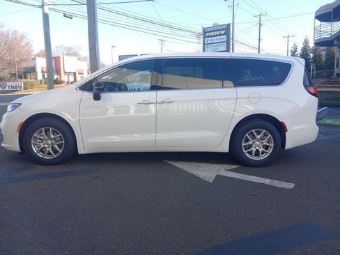 New 2026 Chrysler Pacifica Select image 16