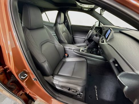 Certified 2025 Lexus UX 300h FWD w/ Accessory Package (Z2) image 29