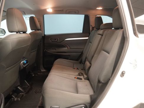 Used 2019 Toyota Highlander LE AWD/4WD image 25