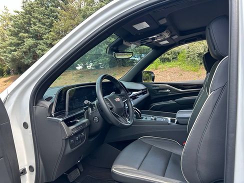 Used 2024 Cadillac Escalade ESV Sport w/ LPO, ONYX Package AWD/4WD image 39