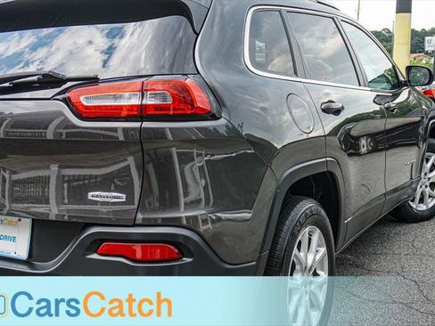 Used 2017 Jeep Cherokee Latitude w/ Cold Weather Group AWD/4WD image 7