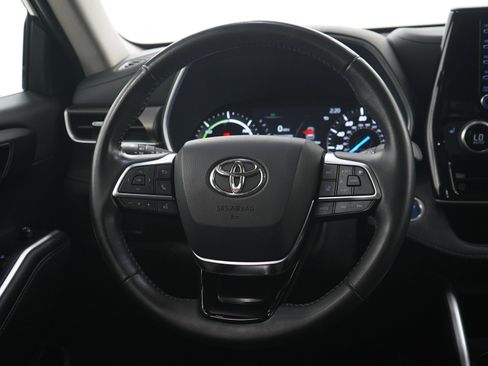 Used 2020 Toyota Highlander XLE AWD/4WD image 18