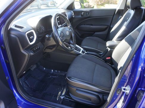 Used 2022 Hyundai Venue Limited image 7