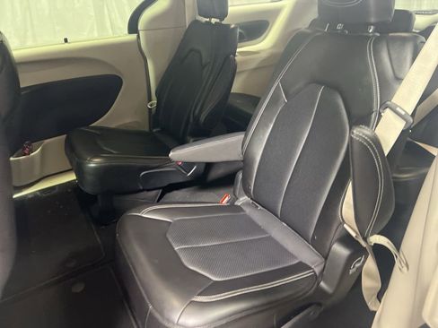 Used 2024 Chrysler Pacifica Touring-L image 14