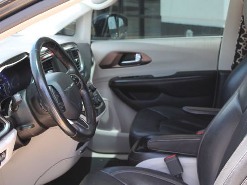 Used 2019 Chrysler Pacifica Touring-L FWD image 10