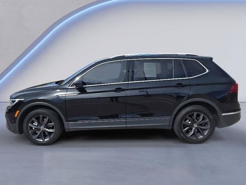Used 2023 Volkswagen Tiguan SE w/ Panoramic Sunroof Package FWD image 2