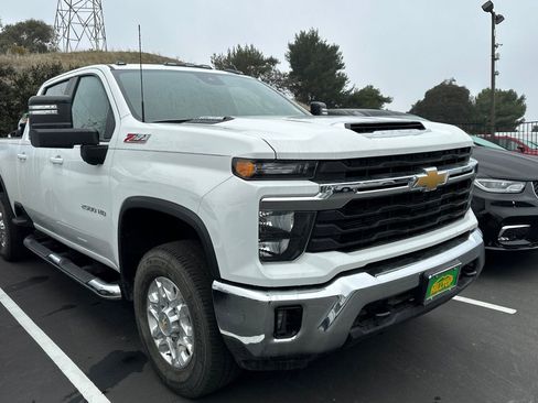 Used 2024 Chevrolet Silverado 2500 LT image 2