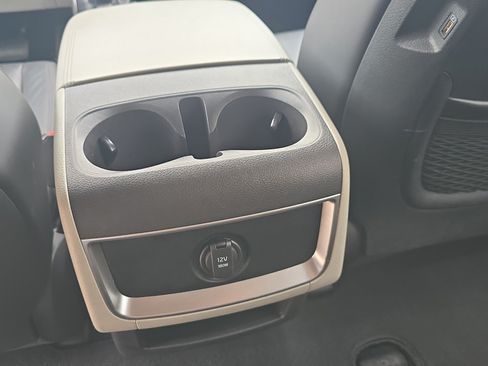 Used 2024 Kia Carnival LX FWD image 11
