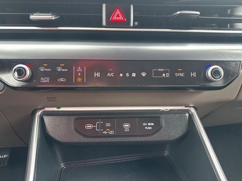 Used 2025 Kia Carnival FWD image 22