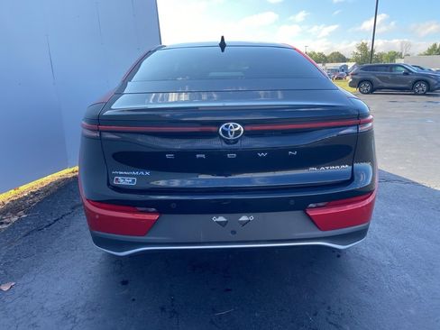 Used 2023 Toyota Crown Platinum image 9