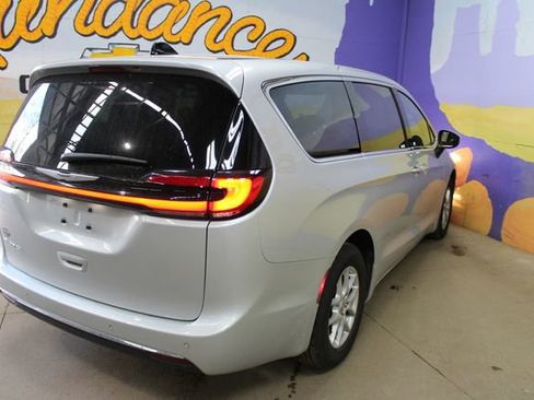 Used 2023 Chrysler Pacifica Touring FWD image 8