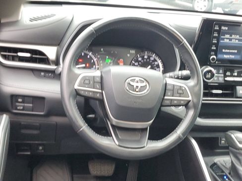 Used 2022 Toyota Highlander XLE AWD/4WD image 12