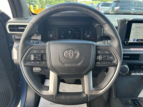 Used 2025 Toyota 4Runner SR5 AWD/4WD image 22