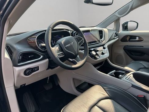 Used 2024 Chrysler Pacifica Limited AWD/4WD image 28