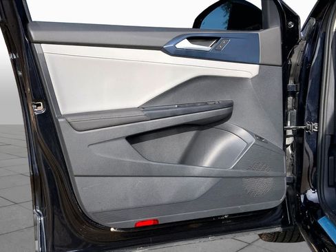 Used 2024 Volkswagen Taos SE w/ Panoramic Sunroof Package FWD image 22