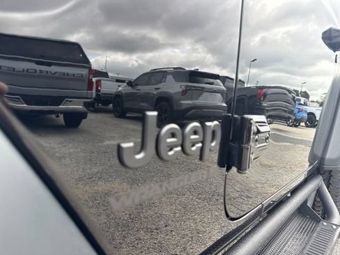 Used 2025 Jeep Wrangler Sport AWD/4WD image 9