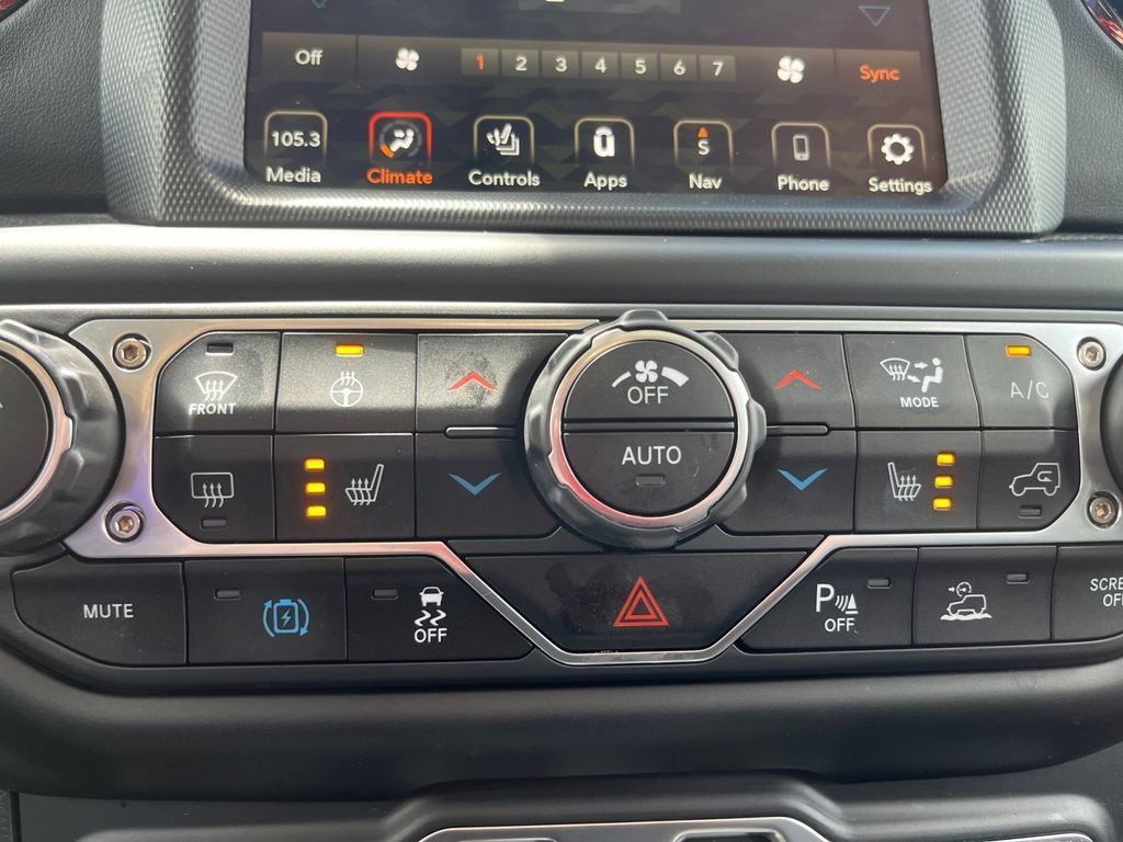 Used 2022 Jeep Wrangler Unlimited Sahara AWD/4WD image 19