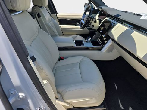 Certified 2025 Land Rover Range Rover SE AWD/4WD image 10
