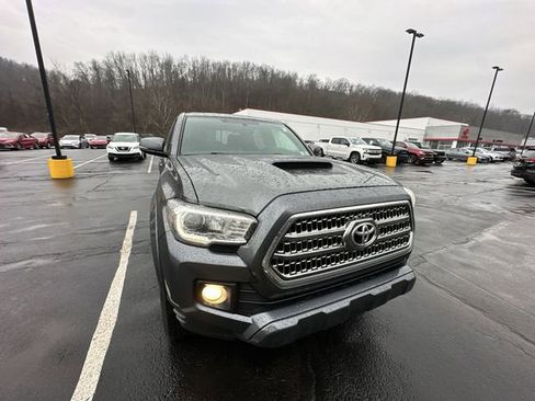 Used 2017 Toyota Tacoma TRD Sport w/ Premium & Technology Package image 12