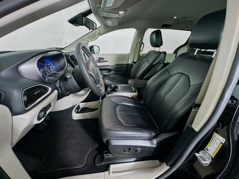 Used 2024 Chrysler Pacifica Touring-L image 13