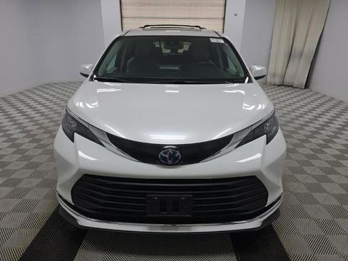 Used 2024 Toyota Sienna XLE w/ XLE Plus Package image 2