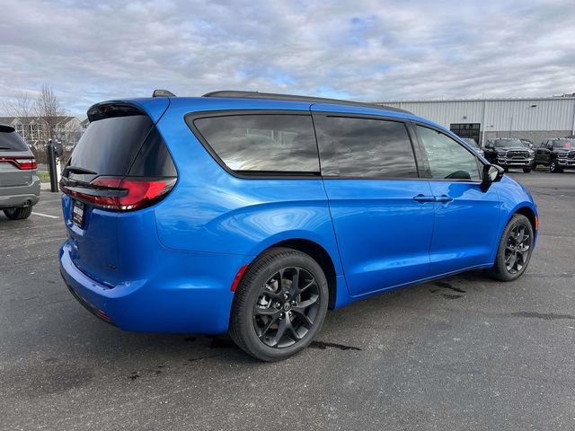 New 2026 Chrysler Pacifica Select w/ S Appearance Package FWD image 8