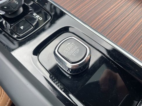 Certified 2024 Volvo XC60 B5 Ultimate image 33