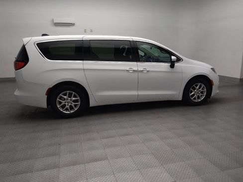 Used 2022 Chrysler Voyager LX image 10