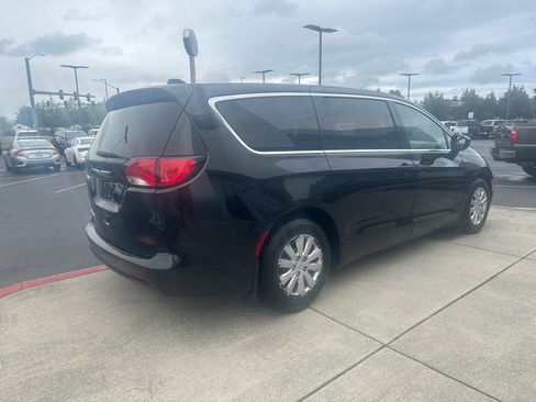 Used 2018 Chrysler Pacifica L FWD image 4