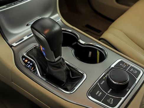 Used 2019 Jeep Grand Cherokee Overland AWD/4WD image 29