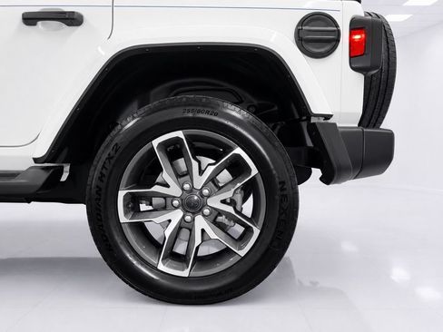 Used 2024 Jeep Wrangler Unlimited w/ Convenience Group AWD/4WD image 10