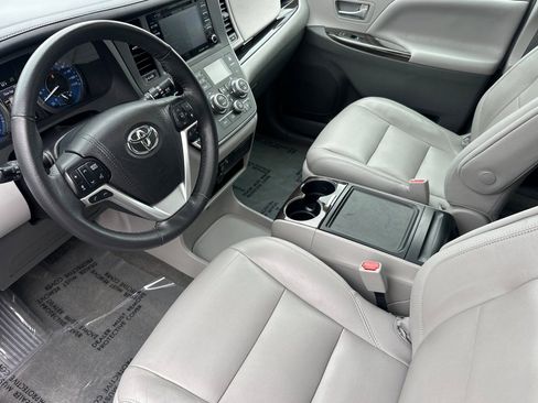 Certified 2018 Toyota Sienna XLE w/ XLE Navigation Package FWD image 12
