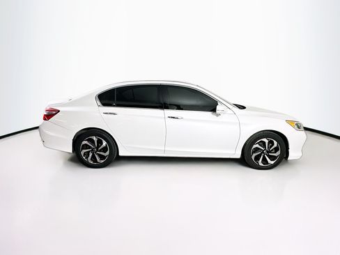 Used 2017 Honda Accord EX-L image 10