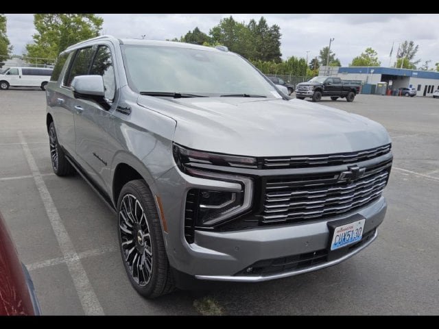 Used 2025 Chevrolet Suburban High Country AWD/4WD image 2