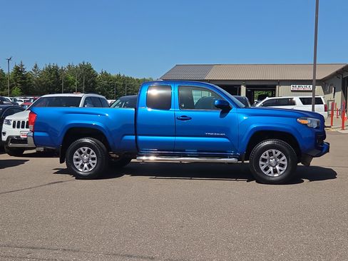 Used 2016 Toyota Tacoma SR5 w/ SR5 Appearance Package (SN) AWD/4WD image 2