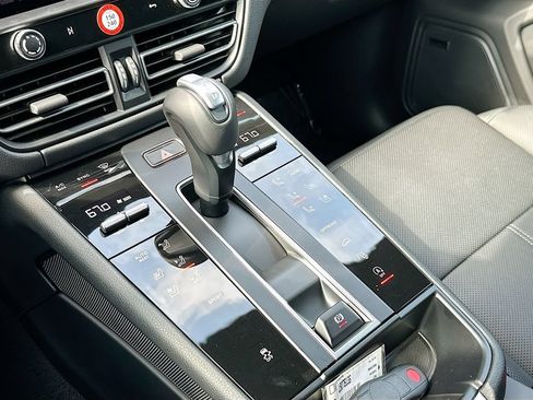 Certified 2026 Porsche Macan AWD/4WD image 19