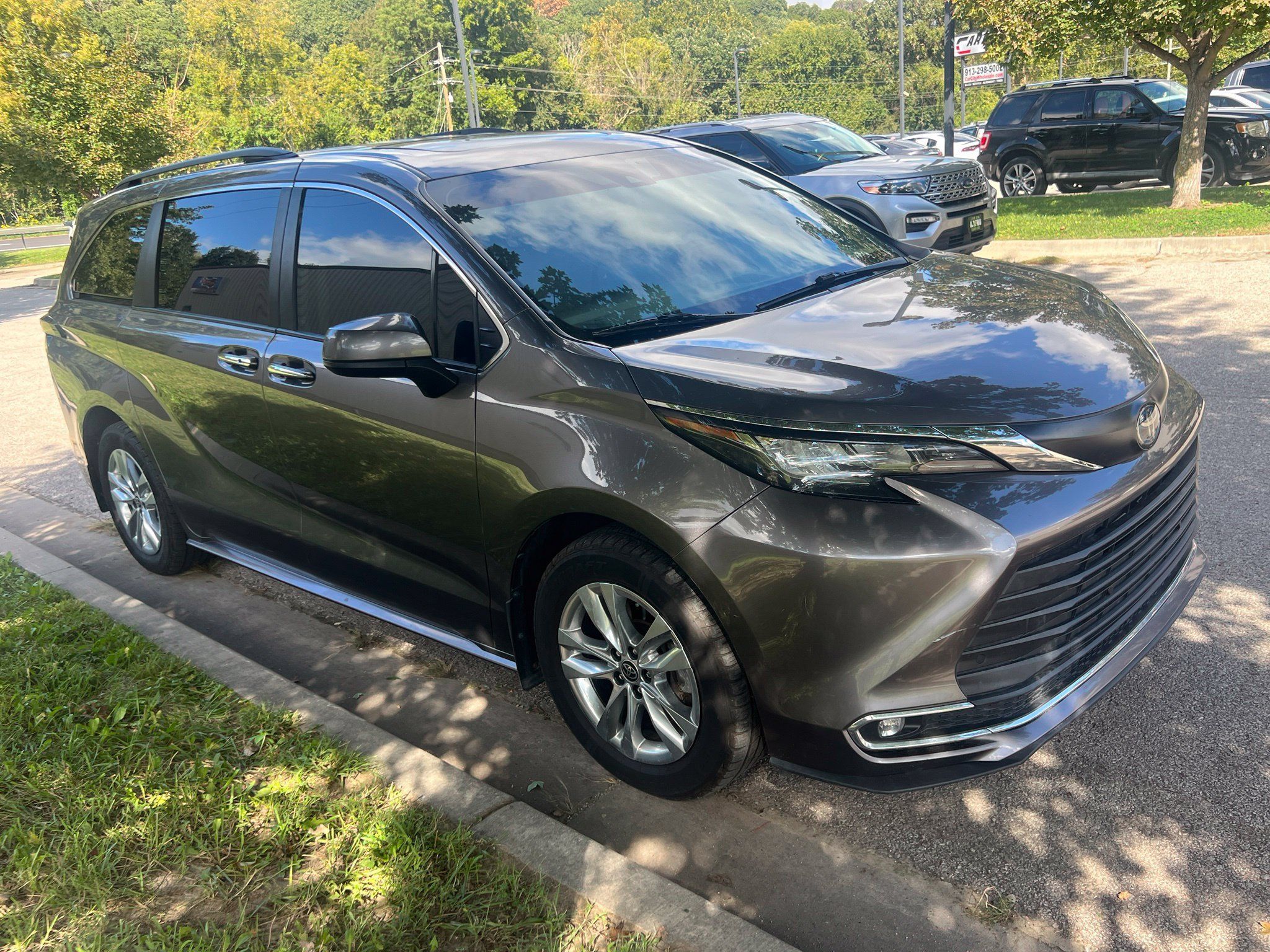 Used 2022 Toyota Sienna XLE w/ XLE Plus Package AWD/4WD image 3