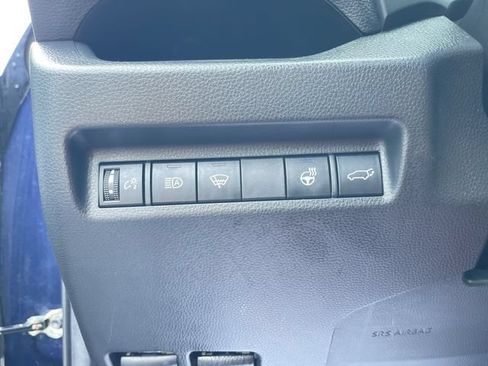 Used 2022 Toyota RAV4 XLE AWD/4WD image 17