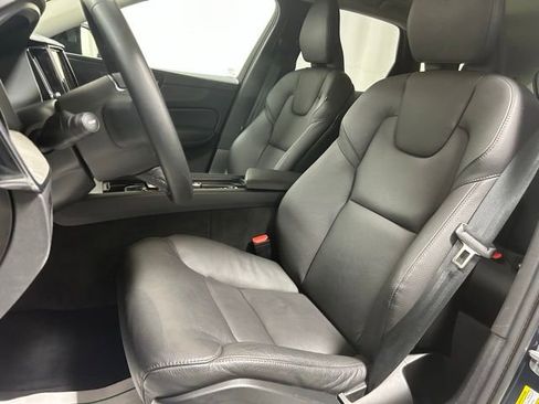 Used 2025 Volvo XC60 B5 Plus image 9