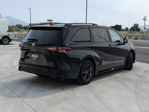 Used 2025 Toyota Sienna XSE AWD/4WD image 8