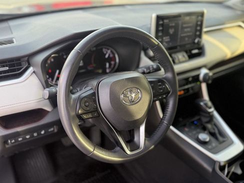 Used 2020 Toyota RAV4 Limited image 18