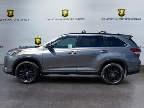 Used 2019 Toyota Highlander SE w/ Carpet Mat Package (TMS) FWD image 2
