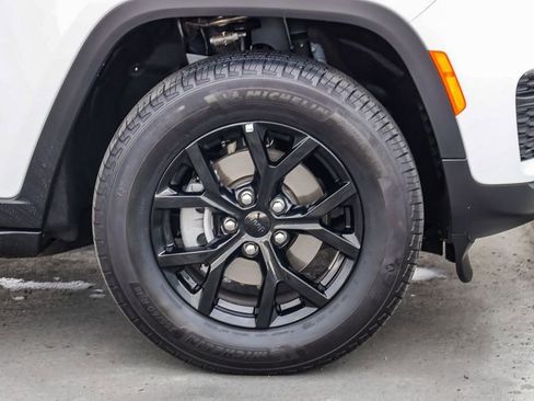 Certified 2025 Jeep Grand Cherokee Altitude image 11