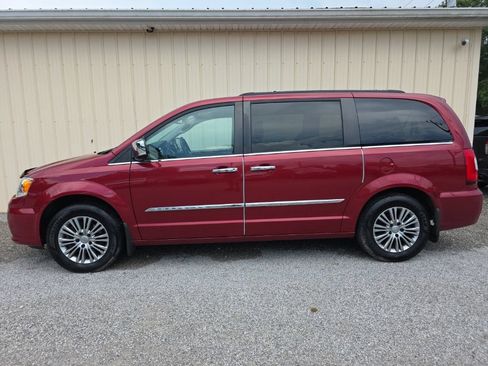 Used 2014 Chrysler Town & Country Touring-L w/ Driver Convenience Group FWD image 11