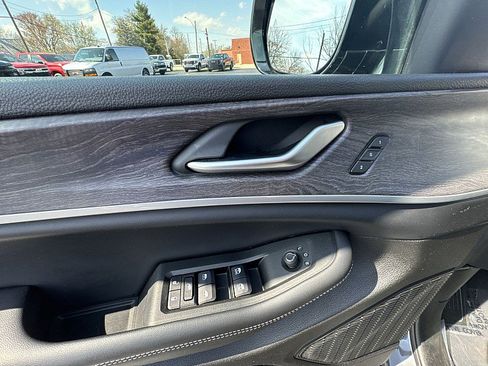 Used 2024 Jeep Grand Cherokee Limited image 23